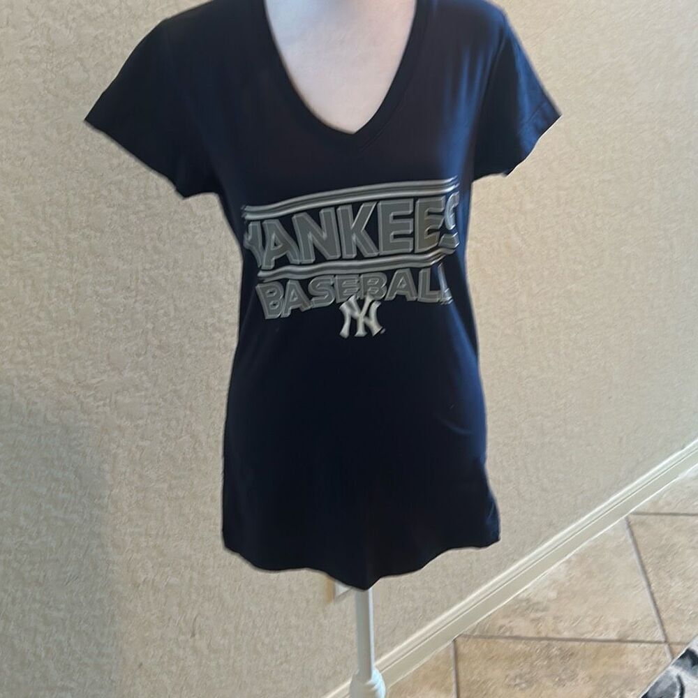 New York Yankees Women’s Size L Logo Tee Shirt Navy Blue Official MLB Merch NWT